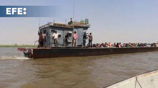Los sursudaneses que huyen de la guerra en Sudán vuelven a casa en barco