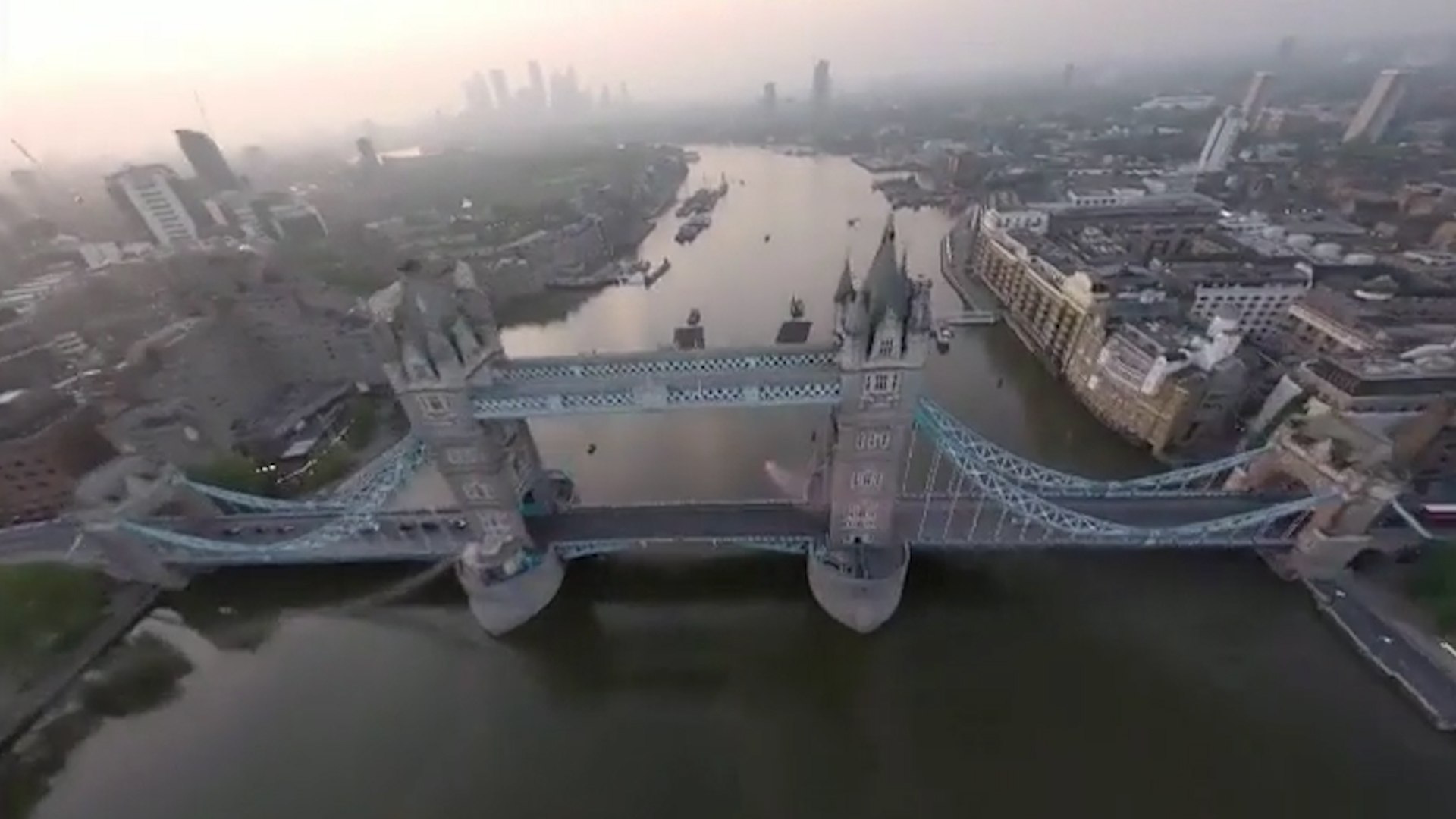Arriesgado e histrico salto en paracadas para atravesar el Puente de la Torre de Londres