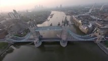 Arriesgado e histórico salto en paracaídas para atravesar el Puente de la Torre de Londres