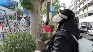 J-1 avant Cannes: les fans mettent en place leurs escabeaux face au Palais