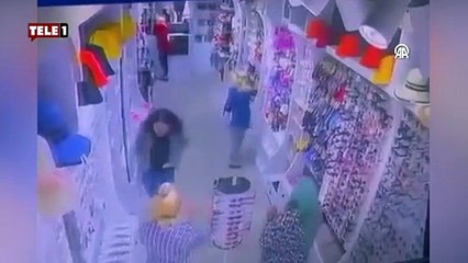 Bijuteride çıkan iki kadının silahlı kavgasında olayla ilgisi olmayan müşteri yaralandı