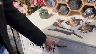 Une solution pour ranger les collants dans le placard (Note : Cette vidéo enregistrée à la Foire de Paris ne fait l’objet d’aucune contrepartie)