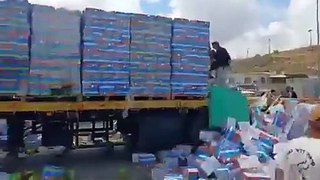 Sivil Yahudiler Gazze'ye giden yardım tırlarındaki yiyeceklere saldırdı!