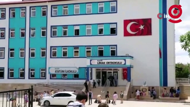 Oullarda şiddet durmuyor... Kopya çekerken yakalanan öğrenci öğretmenini bıçakladı