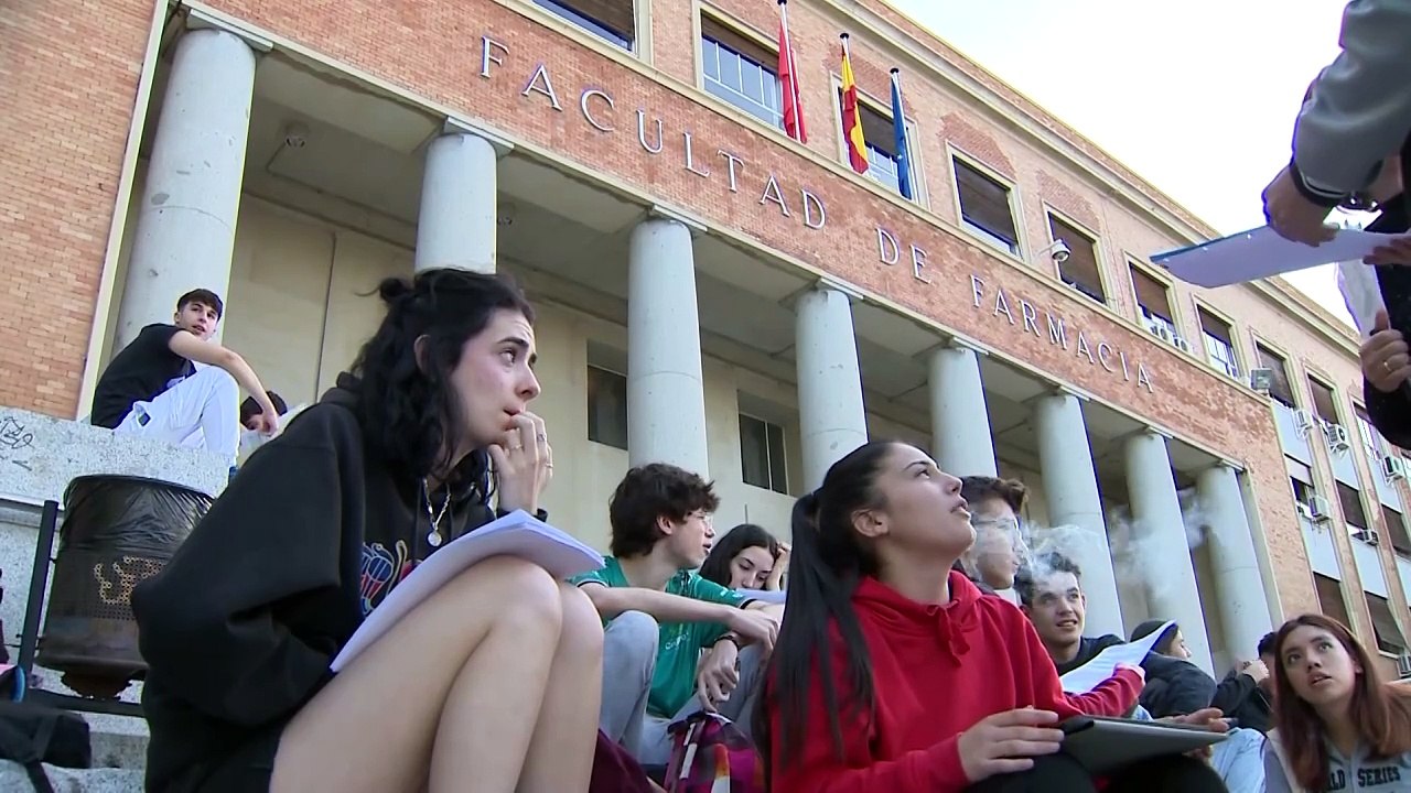 La inserción laboral de los universitarios mejo...