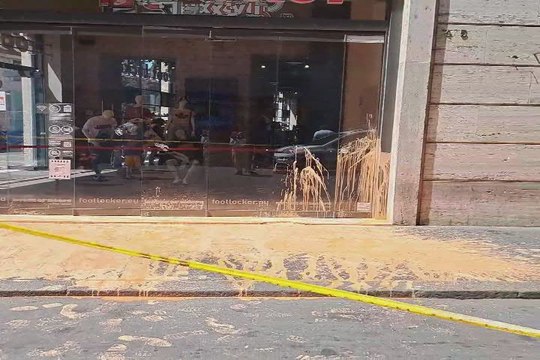 Roma, blitz Ultima generazione: attivisti imbrattano e si attaccano a vetrine - Video