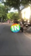 Cavalo desgovernado preso a carroça bate em carro