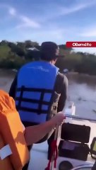 Tutora se emociona ao reencontrar cachorro em área alagada no Rio Grande do Sul