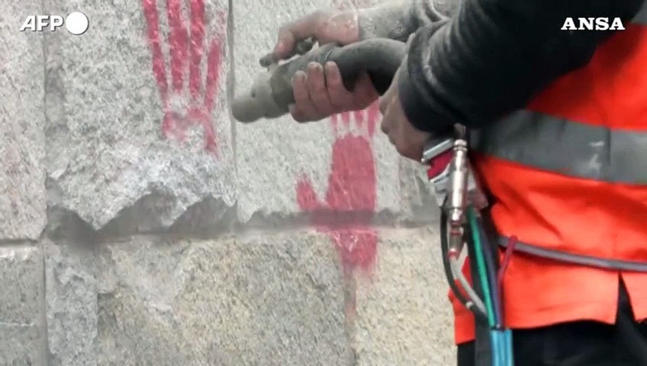 Parigi, mani rosse sul muro del Memoriale della...