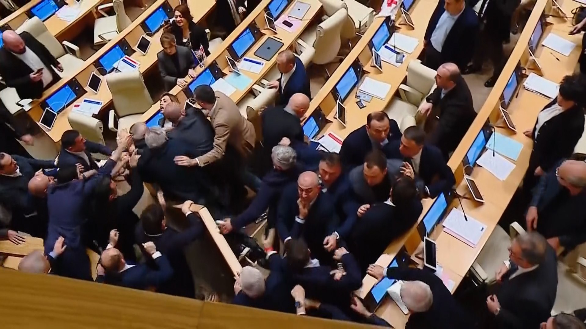 Trifulcas entre diputados del Parlamento georgiano durante la aprobacin de la ley de agentes extranjeros