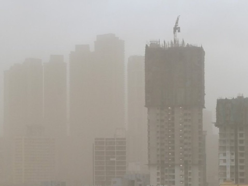 Sturm reißt riesige Werbetafel um: 14 Menschen sterben