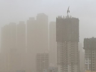Sturm reißt riesige Werbetafel um: 14 Menschen sterben