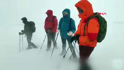 Rus turistler, Ağrı Dağı'nda tipiye yakalandı! O anlar kameralara yakalandı