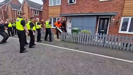 Police use chainsaw to enter house during raids in Washington