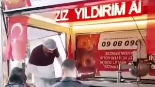 Fenerbahçeli taraftar Aziz Yıldırım aday olunca Kadıköy'de lokma döktürdü