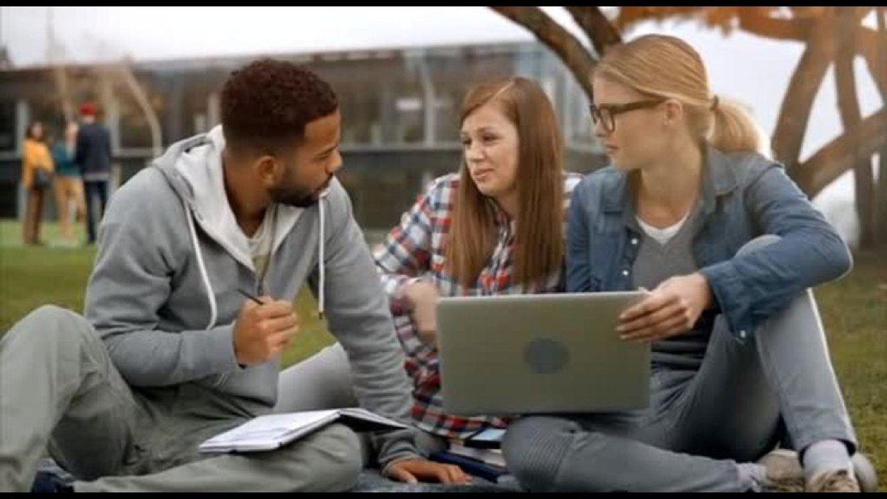 Scuola, il 65% degli studenti italiani usa l'IA per fare i compiti