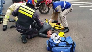 Motociclista tem grave lesão na perna após colisão com caminhão