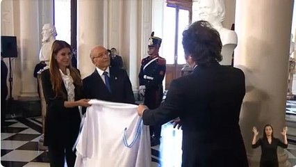 Milei descubre el busto de Menem