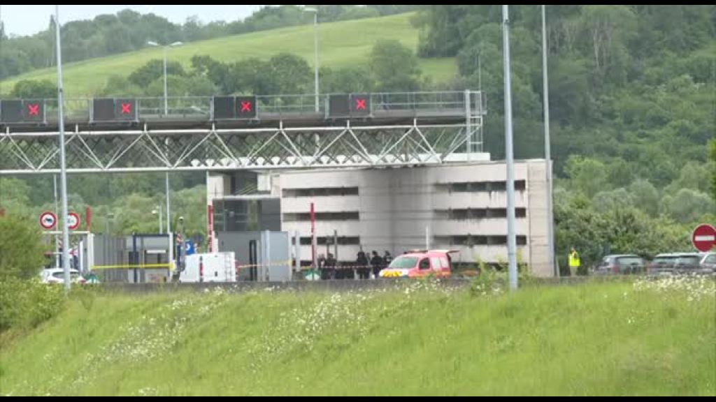 Video Francia, assalto a furgone polizia penitenziaria: due agenti uccisi