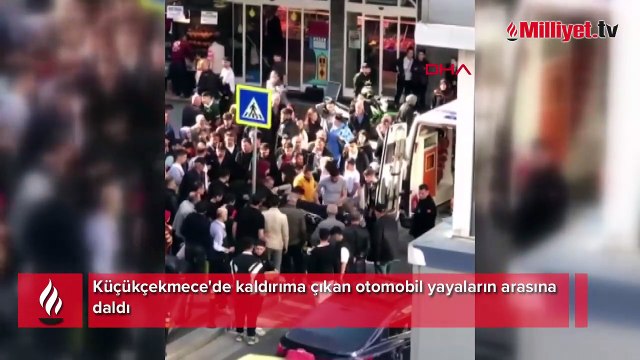 Küçükçekmece'de dehşet dolu anlar! Otomobil yayaların arasına daldı