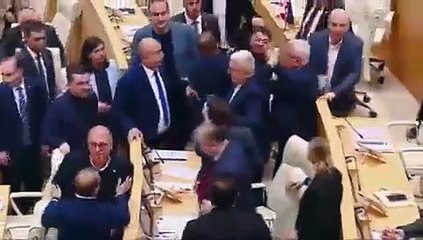 Deputados em (nova) rixa devido a lei dos "agentes estrangeiros"