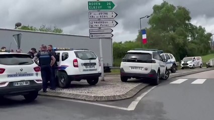 프랑스서 수감자 호송 차량에 총격...교도관 사망·죄수 탈주 / YTN