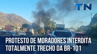 Protesto de moradores interdita totalmente trecho da BR-101 na Serra
