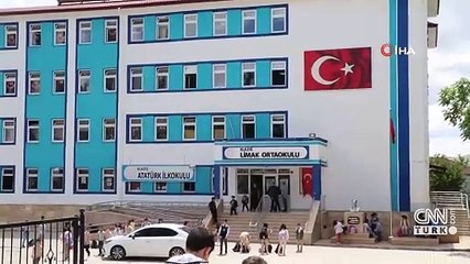 Kopya çekerken yakalanan öğrenci öğretmenini bıçakladı