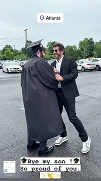 Il vient d'être diplômé de l'université privée Emory située à Atlanta aux Etats-Unis, pays où les 2 garçons se sont installés avec leur mamanPatrick Bruel, fier de son fils Oscar, 20 ans, récemment diplômé !