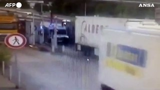 Assalto al furgone, il commando blocca i veicoli con gli agenti e il detenuto