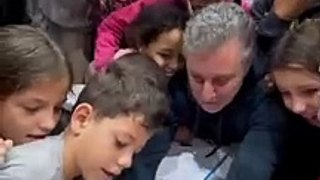 Video: No RS, Luciano Huck é surpreendido por crianças com pedido de ligação; saiba para quem ele precisou ligar