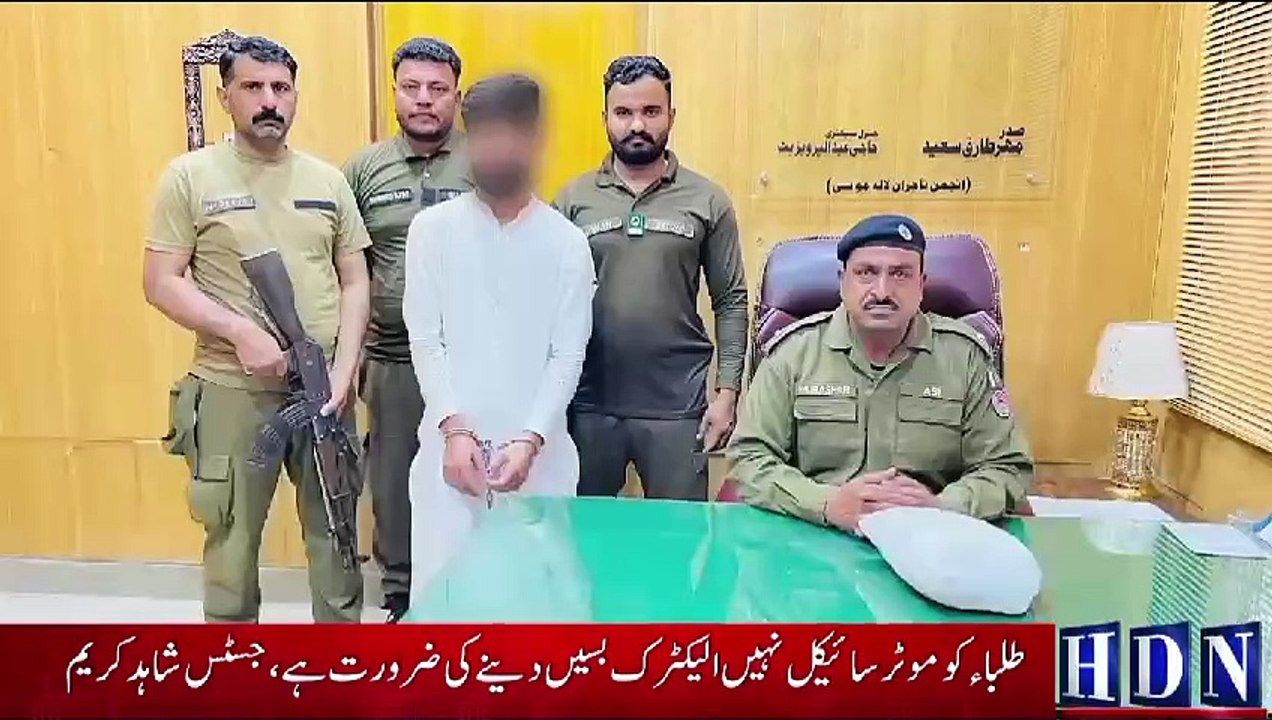 گجرات میں  38 کلو چرس پکڑی گئی 48 لیٹر شراب بھی برامد منشیات فروشی اوراسکی پشت پناھی میں ملوٹ اھلکاروں کو نوکری سے برطرف کرنے کی سزا ھوگی ڈی پی او گجرات سید اسد مظفر نے کون سے احکامات جاری کر دئے تفصیلات اکاش نیازی کی اس رپورٹ میں