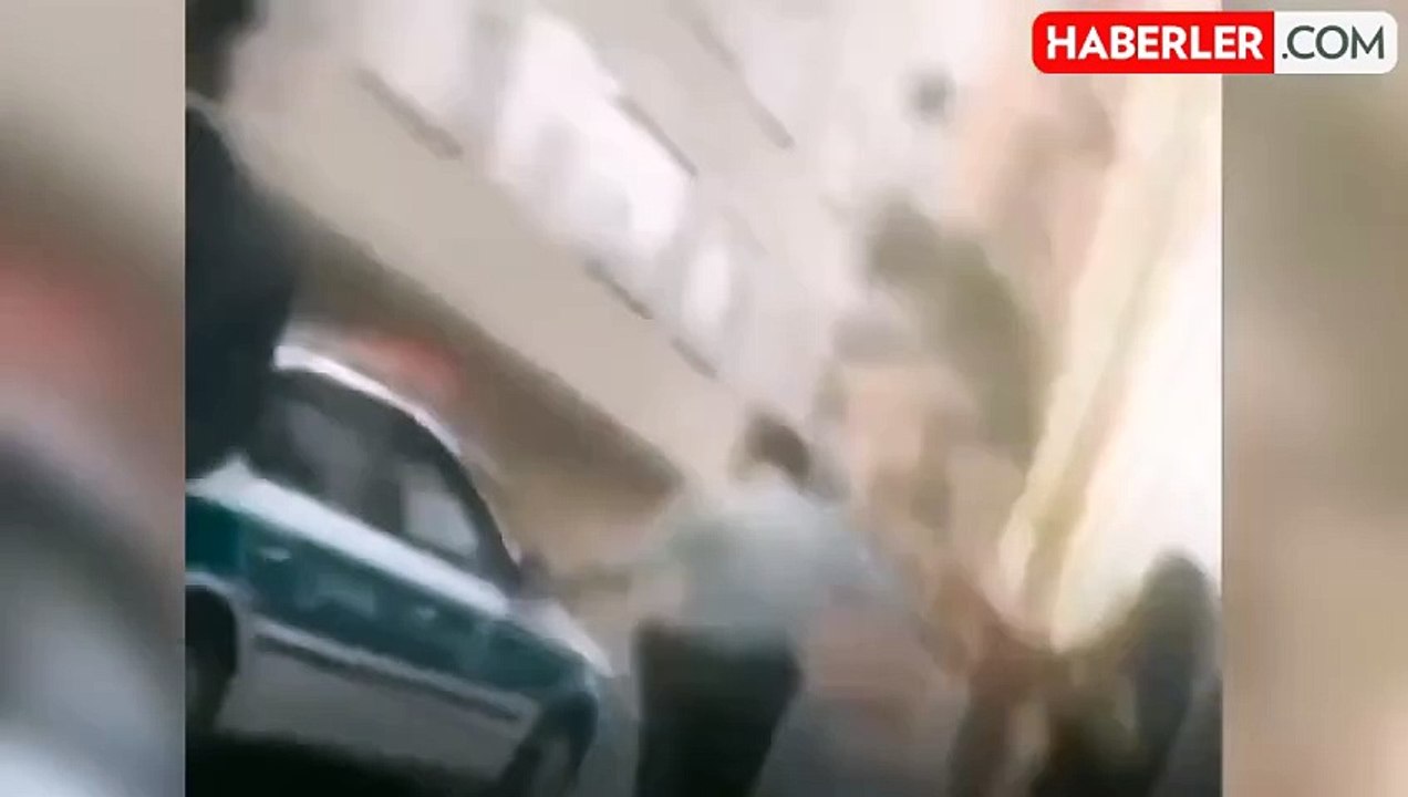 İran'da başörtüsü kuralına uymayan kadına şiddet uygulayan polis memuru gözaltına alındı