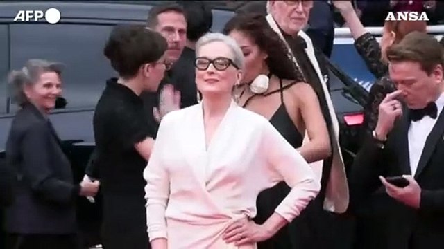 Cannes, Meryl Streep sfila sul red carpet (sfidando il vento)