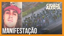 Manifestantes se reúnem na rodovia Régis Bittencourt em São Paulo pelo motociclista atropelado