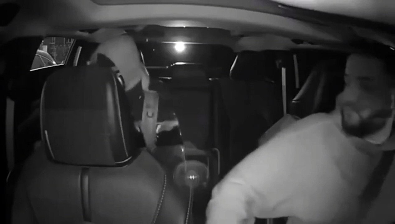 New York, lite sul prezzo della corsa: un uomo dal volto coperto si lancia dal taxi in corsa e poi spara al conducente