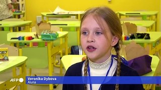 Escola subterrânea é aberta em Kharkiv