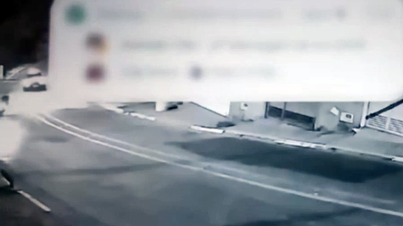 PMs perseguem moto, assistem a acidente e não salvam jovens