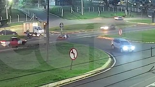 Câmera registra acidente entre carro e moto no Trevo da Portal