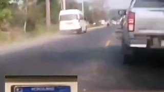 Conductor de bus se arriesga al transitar en contravía