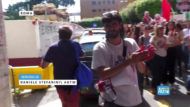 Manifestazione pro Gaza alla Sapienza, gli studenti lanciano petardo contro il rettorato e uova sui giornalisti
