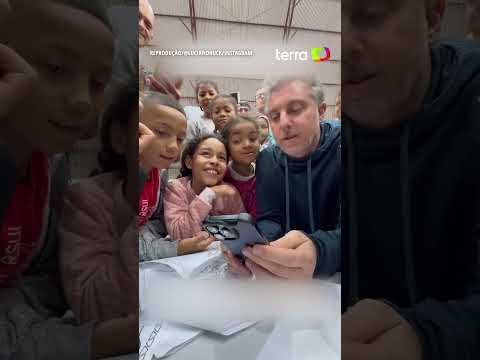 Luciano Huck faz surpresa para crianças em abrigo no RS