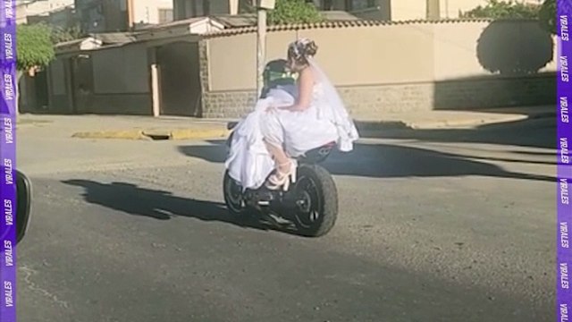 Se casaron y llevó a su novia vestida de blanco en su motocicleta