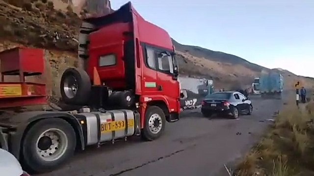 Al menos 13 personas mueren en caída de autobús en región andina de Perú