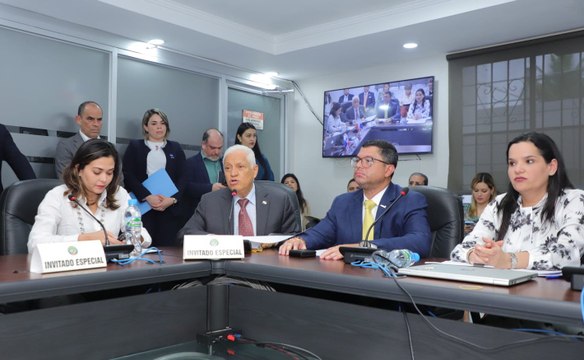 Diputado Vásquez realiza fuertes cuestionamientos a viceministro González sobre traslados de partidas