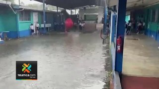 tn7-lluvias-provocan-daños-en-escuela-de-limón-y-obliga-a-evacuar-estudiantes-140524