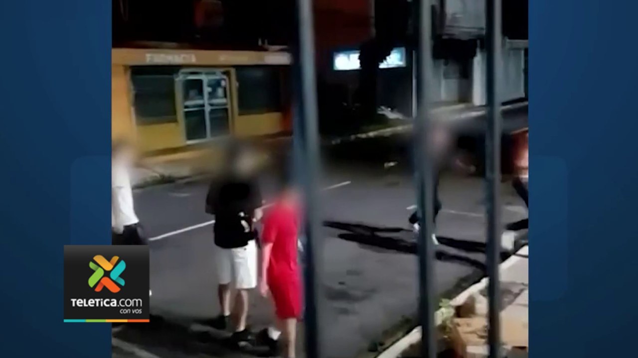 tn7-Balacera-entre-menores-de-edad-dejo-un-taxista-herido-y-moto-quemada-en-Quepos-140524