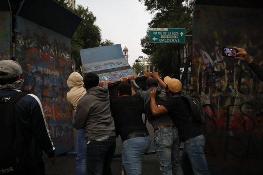Derriban vallas normalistas de Guerrero en la Segob; demandan recursos para jubilaciones y plazas