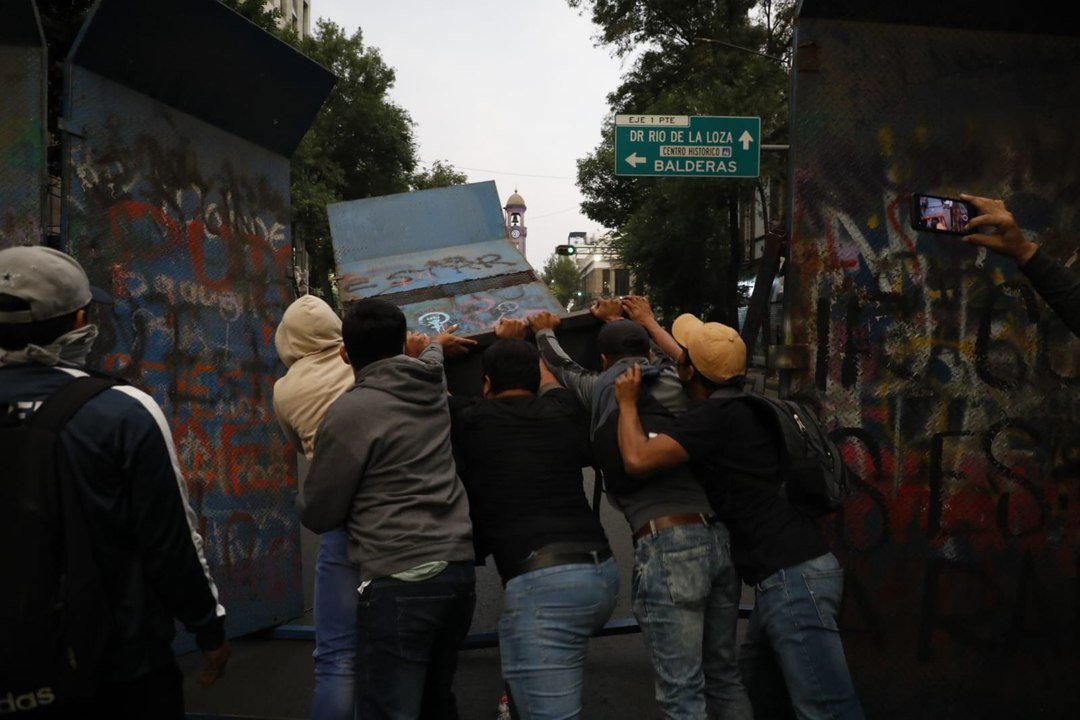 Derriban vallas normalistas de Guerrero en la Segob; demandan recursos para jubilaciones y plazas