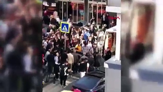 İstanbul'da araç yayaların arasına daldı: Yaralılar var